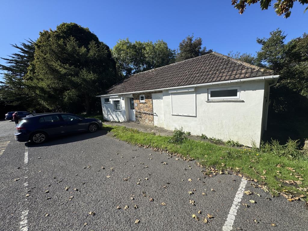 Lot: 52 - DETACHED OFFICE WITH PARKING FOR FOUR VEHICLES - External view showing parking area